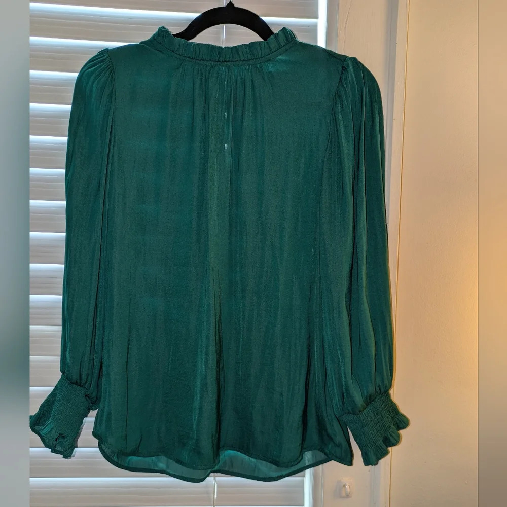 Maison d'Amelie Women's Green Long  Sleeve Blouse. EUC Size XS
